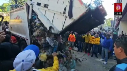 Trabajadores de limpia queman basura en oficinas del GCDMX por afiliación sindical