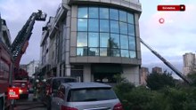 İstanbul'da otel yangını: Çatı katı alevlere teslim oldu