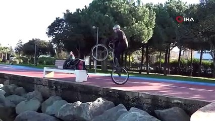 Bisiklet tutkunu gençten nefes kesen gösteri: Sahil kayalıkları parkuru oldu