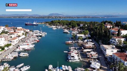 Grèce : sur l'île de Spetses, des habitants nettoient les fonds marins