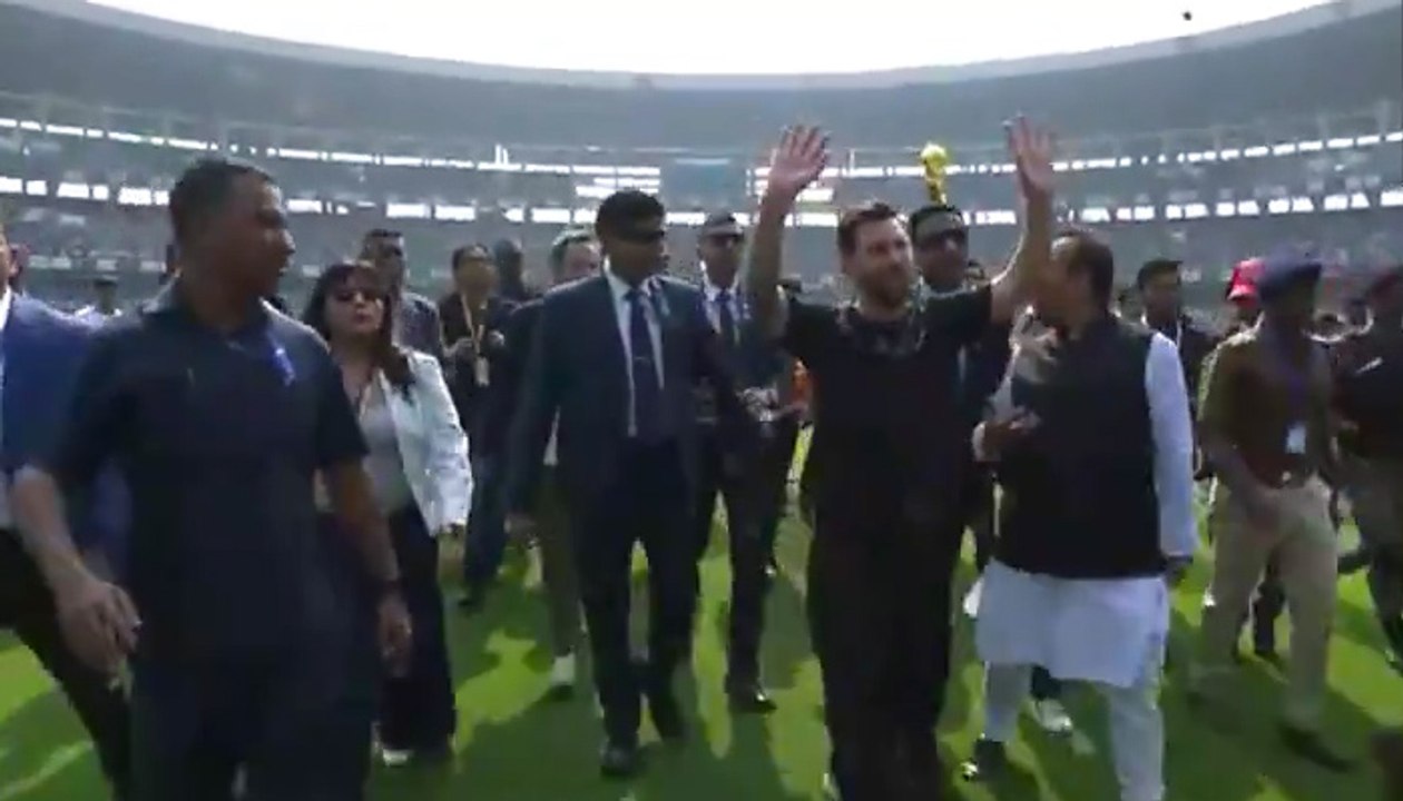 Lionel Messi Gets Roaring Welcome at Salt Lake Stadium in Kolkata
