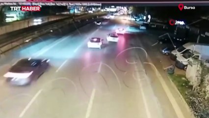 Otomobiliyle makas atarken kaldırıma çarpıp ters döndü