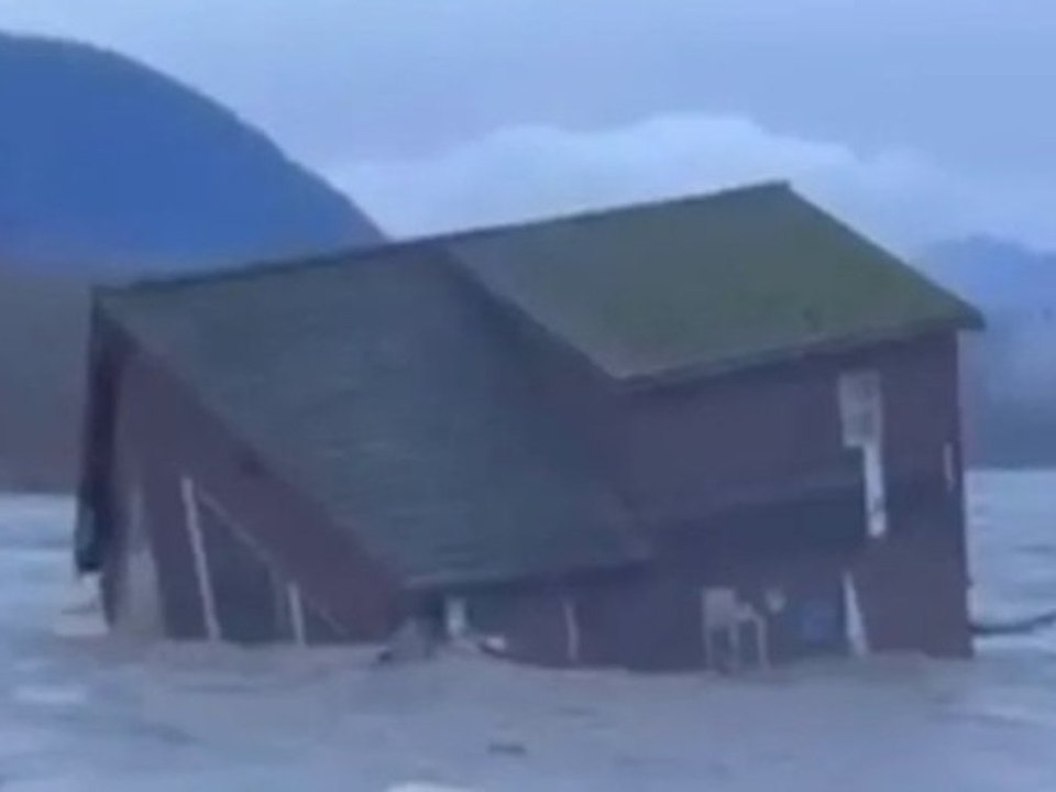 Überflutung in Washington: Fluss reißt ganzes Haus mit sich fort