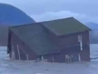 Überflutung in Washington: Fluss reißt ganzes Haus mit sich fort