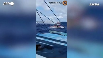 Tensione in Asia, la Guardia Costiera cinese spara con idranti contro un'imbarcazione filippina