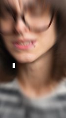 Tu penses beaucoup ? L’overthink, c’est quand ton cerveau refuse de se mettre en pause.Tu analyses tout, tu refais les conversations, tu imagines mille scénarios… et au final, tu t’épuises plus que tu n’avances.✨