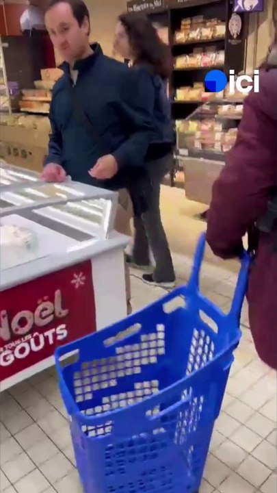 Des militants de L214 disposent de mystérieux confettis sur des barquettes de viande dans un supermarché de Perpignan