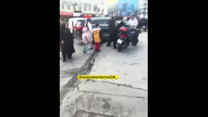 Esenyurt’ta trafikte dehşet! Yaşlı adam motosikletli tarafından tekme tokat dövüldü