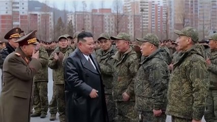 Kim Jong-Un abbraccia i soldati nordcoreani di ritorno dalla guerra russo-ucraina