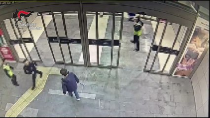 Armato di coltello, minaccia?i clienti del centro commerciale Gran Reno e i carabinieri