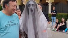 Haunted bride brings eerie realism to Halloween party at Parque Warner Madrid