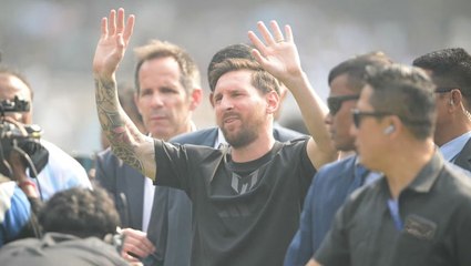 Chaos erupts during Lionel Messi’s India tour as angry fans chuck chairs on pitch