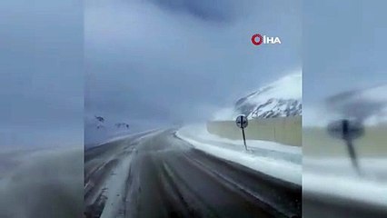 Kar ve tipi Palandöken geçidinde ulaşım aksatıyor