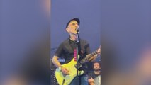 Fito se emociona tocando 'Las nubes de tu pelo', la canción que le escribió a Robe