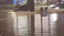 Avenida Antônio Carlos é tomada por água