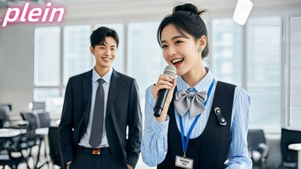 Jeune fille croit être seule au bureau et commence à chanter, PDG entre et tombe amoureux d'elle ❤