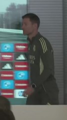 La reacción de Xabi Alonso entrenado a la sala de prensa: véanle la cara...