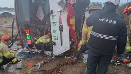 정읍서 시외버스 가드레일 뚫고 추락...4명 다쳐 / YTN