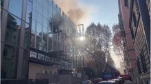 Palazzo Enel in viale Regina Margherita, per domare l'incendio i vigili del fuoco entrano dalle finestre