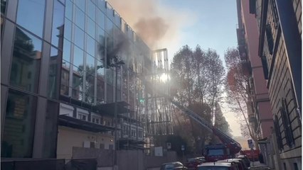 Palazzo Enel in viale Regina Margherita, per domare l'incendio i vigili del fuoco entrano dalle finestre