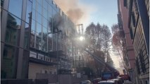 Palazzo Enel in viale Regina Margherita, per domare l'incendio i vigili del fuoco entrano dalle finestre