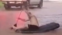 Homem é visto "remando" em colchão de ar durante alagamento no PR