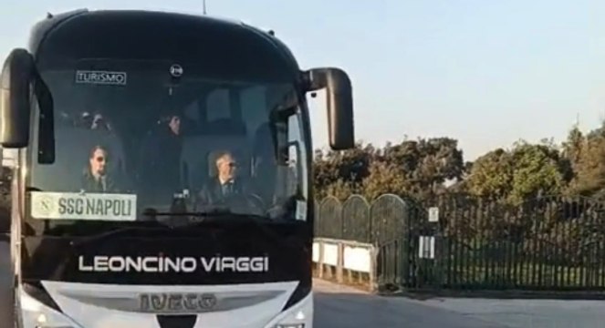Il Napoli lascia Castel Volturno, la squadra è in partenza per Udine IL VIDEO