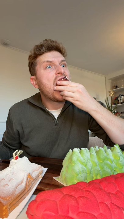 Toutes les pâtisseries de Noël de Vincent Salur 😍✨Des bûches de Noël à la pistache, au chocolat ou encore passion & caramel ✨Mais aussi de petites pâtisseries pour 1 ou 2 personnes, histoire de pouvoir tout goûter 😱🔥Et toi, t’aurais pris quoi ? 👀✨