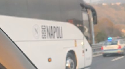 Napoli in partenza per Udine, il bus ha lasciato Castel Volturno: l'inseguimento