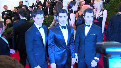 Machine Gun Kelly Reacts To Pete Davidson Dating Kate Beckinsale | Hollywoodlife