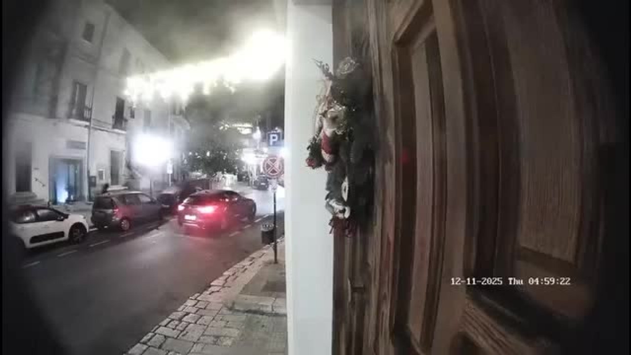 «Buone feste», la provocazione dei ladri dopo aver fatto esplodere un bancomat a Oria