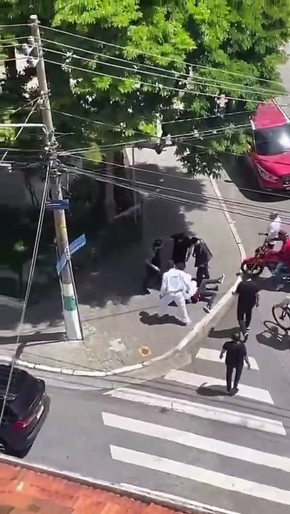 Ladrões de moto são agredidos em bairro de luxo em São Paulo