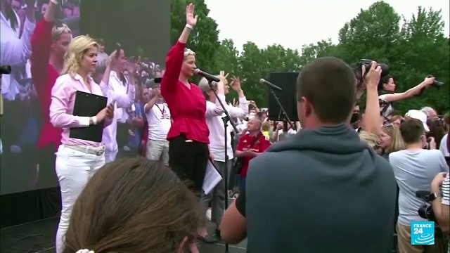 Belarús libera a 123 presos, incluido el ganador del Premio Nobel de Paz, Ales Bialiatski