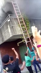 Prima pensa ai suoi cani, poi si salva: il coraggio di una donna tra le fiamme nelle Filippine