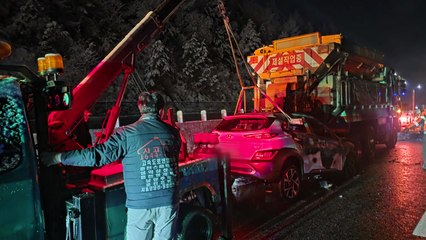 제설차량 들이받은 승용차 전소...운전자 병원 이송 / YTN