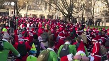Centinaia di ciclisti vestiti da Babbo Natale invadono il centro di Londra