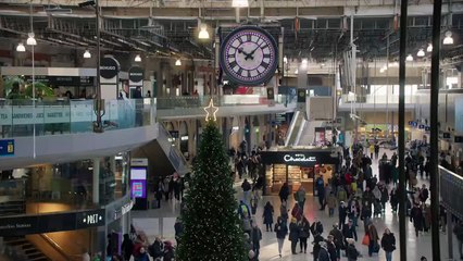 Twelve Dates 'Til Christmas S01 E01