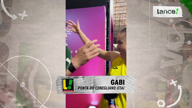 Técnico Luizomar interrompe entrevista para parabenizar Gabi Guimarães