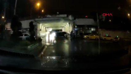 Kağıthane’de otomobilin refüje çarparak devrildiği anlar kamerada