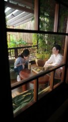 《青山歸杏處》（下）周政良是公認的高嶺之花，顧杳嫁給他時，無人看好，直到那天宴會結束，向來矜貴的周先生竟半跪於地，掌心托著嬌妻微紅的足踝為她貼上一枚創可貼，原來高嶺之花從未真正冰冷，他只是將所有的暖意，都攢給了她一人