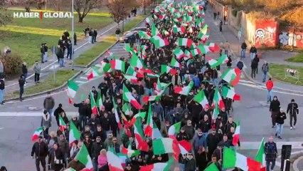 İtalya’da faşizm karşıtı sol gruplardan aşırı sağcı gösterilere karşı yürüyüş
