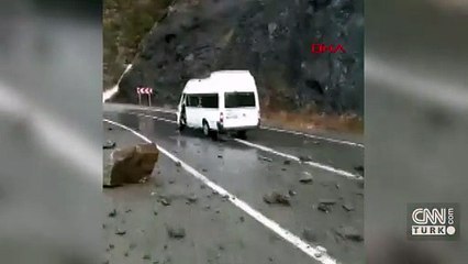 Minibüsün üzerine dev kayalar düştü: 3 kişi şans eseri kurtuldu