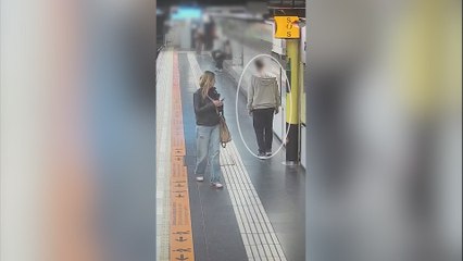 Una ‘mossa d’esquadra’ fuera de servicio rescata a un hombre que cayó a las vías del metro