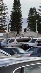 Des hommes ouvrent le feu sur la plage de Sydney