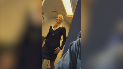 La ‘pillada’ viral a una azafata y un piloto de avión saliendo del mismo baño a la vez