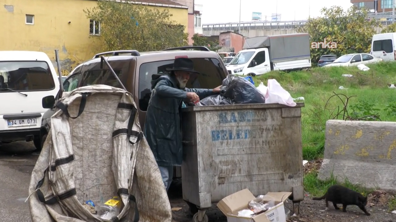 Emekli aylığıyla geçinemedi, depoya yerleşti: 70 yaşındaki kanser hastası adam hayatını kağıt toplayarak kazanıyor