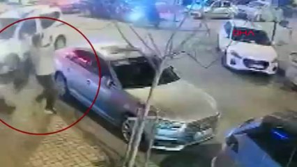 Kaza sırasında savrulan motosiklet sürücüsü yayaya çarptı