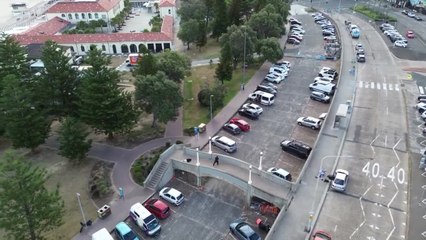 Il momento in cui i due attentatori di Bondi Beach, a Sydney, vengono colpiti dalla polizia: il video dal drone
