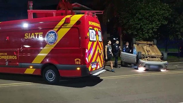 Motorista foge de abordagem, causa capotamento e fica ferida em Cascavel