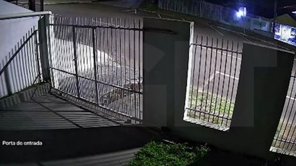 Câmera flagra perseguição que resultou em capotamento no bairro Parque São Paulo